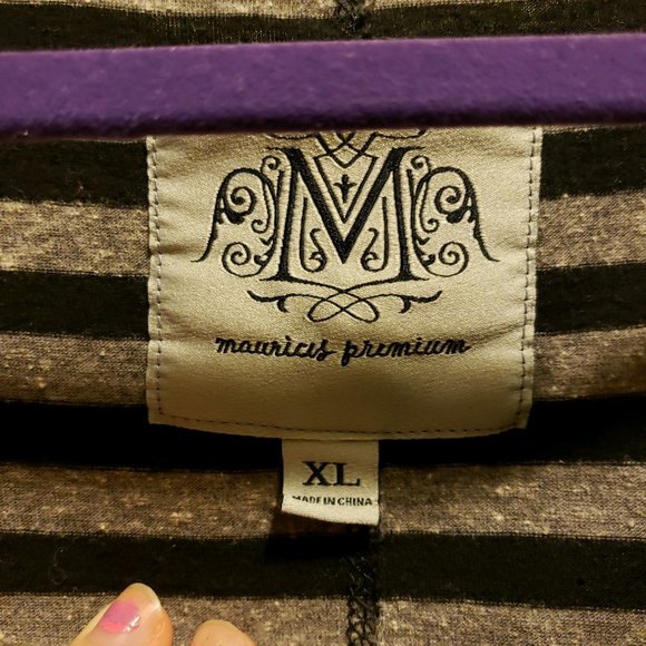 Mid Button-up V-neck Blouse - Picture 3 of 5